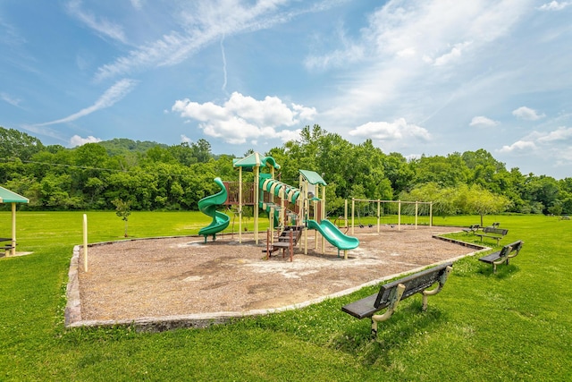 900 Mountain Creek Rd Unit Q263, Chattanooga, TN 37405 - communal playground featuring a lawn