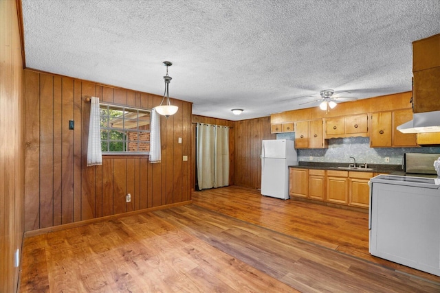 1307 Park Forrest Dr, Fort Oglethorpe, GA 30742 - kitchen featuring white appliances, wood finished floors, dark countertops, backsplash, and a ceiling fan