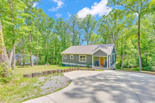 168 Middle Rd, Lookout Mountain, GA 30750 - single story home with covered porch, driveway, and roof with shingles