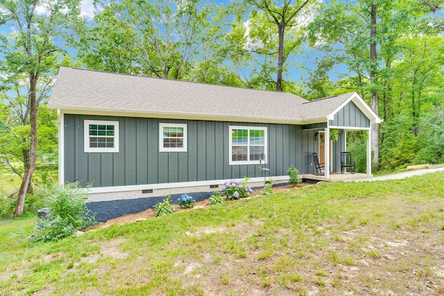 168 Middle Rd, Lookout Mountain, GA 30750 - single story home featuring board and batten siding, roof with shingles, a front lawn, and crawl space