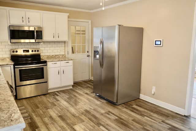503 Kirby Dr, Cleveland, TN 37323 - kitchen with stainless steel appliances, crown molding, tasteful backsplash, white cabinetry, and light wood-style flooring