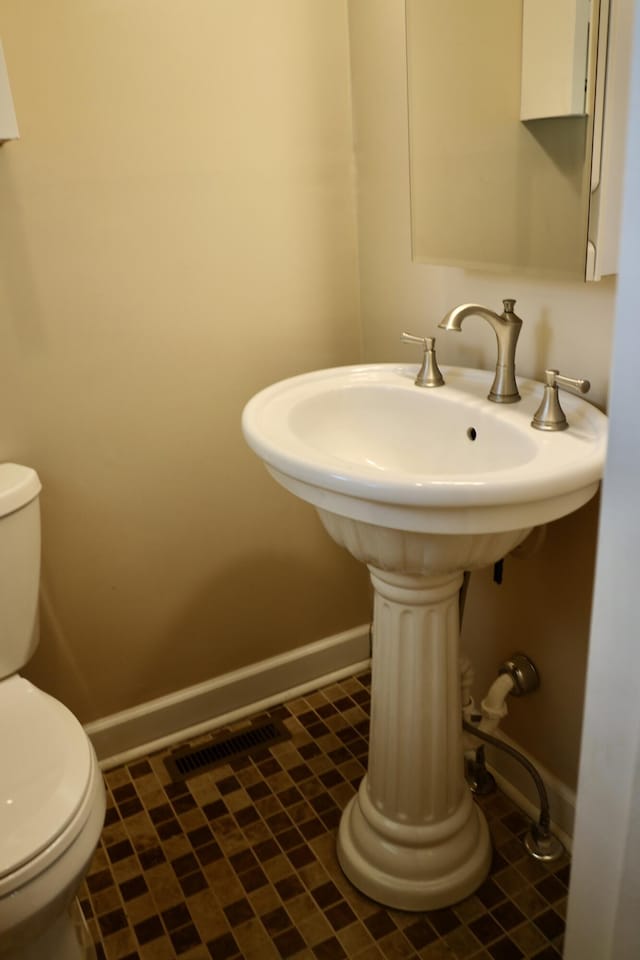 503 Kirby Dr, Cleveland, TN 37323 - bathroom featuring toilet and baseboards
