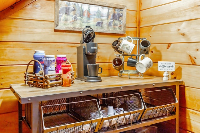 879 Amy Creek Cir, Ellijay, GA 30540 - detailed view of wood walls