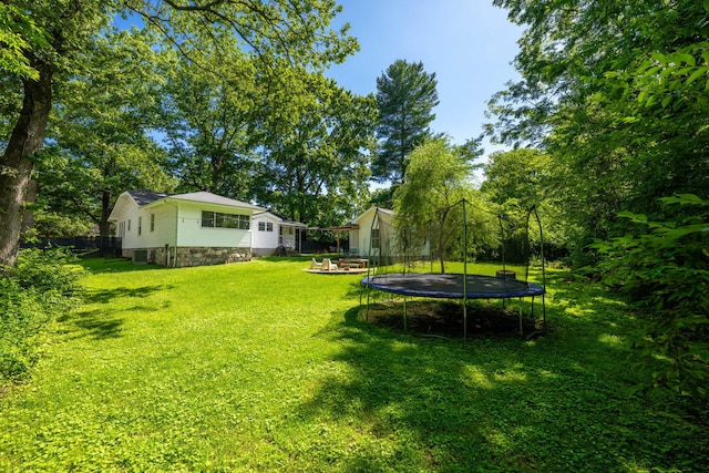 511 Georgia Ave, Signal Mountain, TN 37377 - view of grassy yard with a trampoline