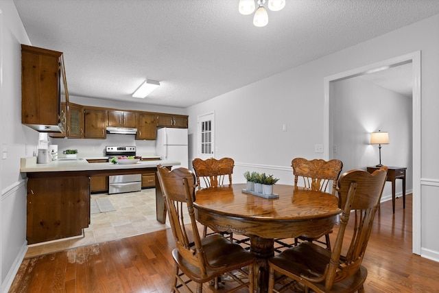 8616 Oak View Dr, Chattanooga, TN 37421 - dining space featuring light wood-style flooring and a textured ceiling
