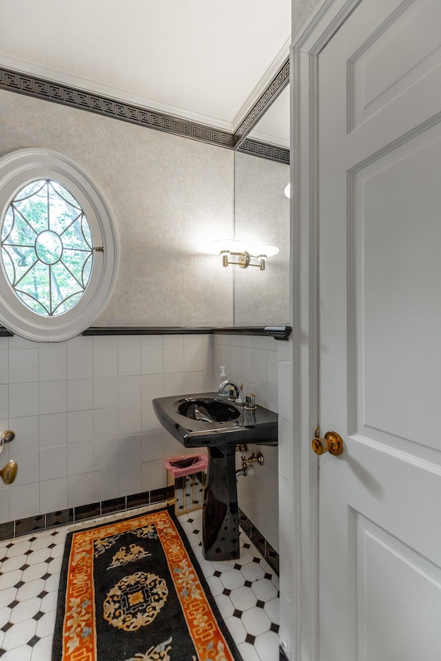 208 S Palisades Dr, Signal Mountain, TN 37377 - bathroom with tile walls