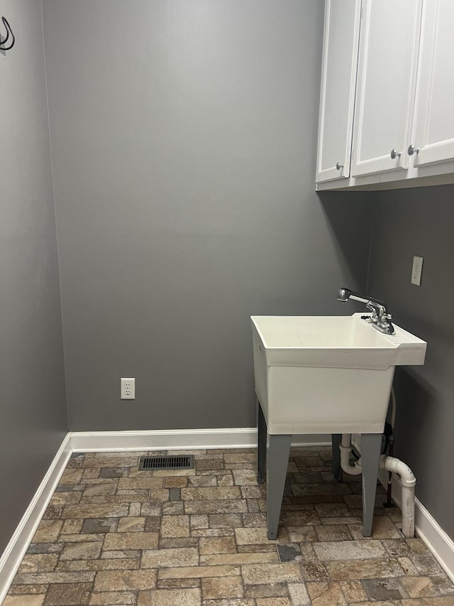 802 Signal Mountain Blvd Unit 121, Signal Mountain, TN 37377 - laundry area featuring baseboards and a sink