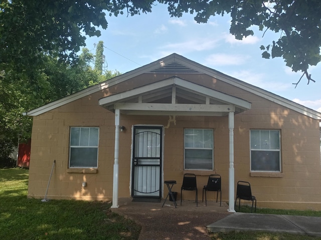 1513 Mountain View Ct, Chattanooga, TN 37409 - back of house with concrete block siding and a lawn