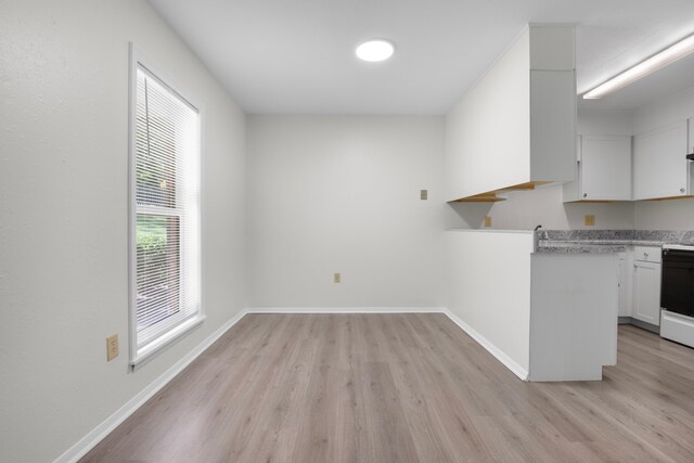 900 Mountain Creek Rd Unit E66, Chattanooga, TN 37405 - kitchen featuring light wood-type flooring, white cabinetry, light countertops, range, and a peninsula