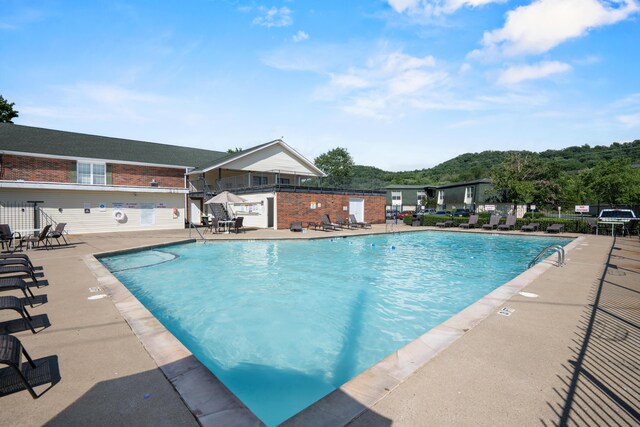 900 Mountain Creek Rd Unit E66, Chattanooga, TN 37405 - community pool with a patio
