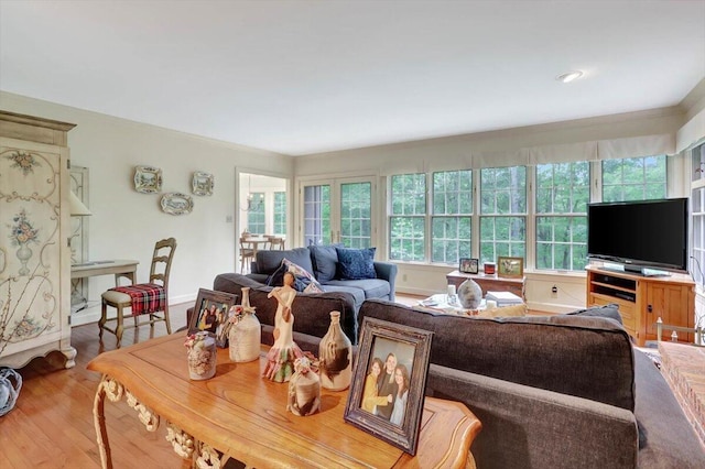 5 Woodland Way, Chattanooga, TN 37419 - living area with wood finished floors and baseboards