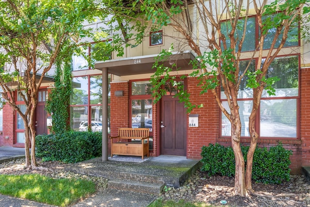 844 E 8th St, Chattanooga, TN 37403 - doorway to property with brick siding
