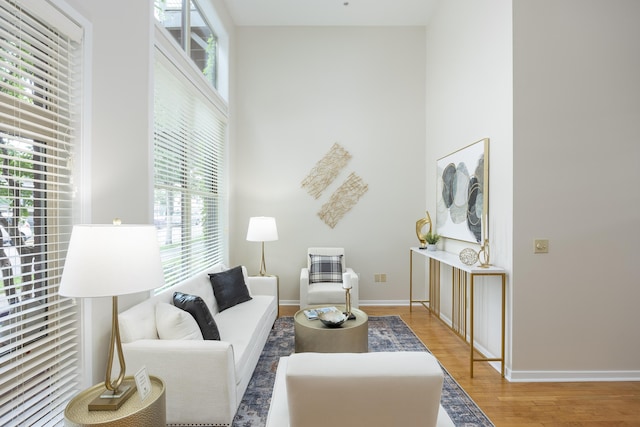 844 E 8th St, Chattanooga, TN 37403 - living area with light wood finished floors and baseboards