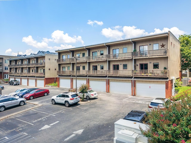 844 E 8th St, Chattanooga, TN 37403 - view of property featuring uncovered parking