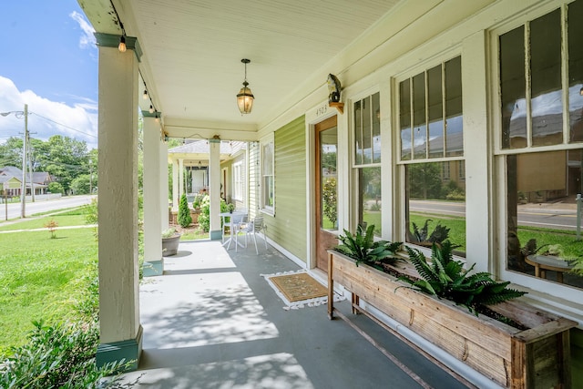 4503 Saint Elmo Ave, Chattanooga, TN 37409 - porch with a yard