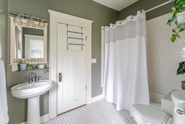 4503 Saint Elmo Ave, Chattanooga, TN 37409 - bathroom featuring toilet and shower / bath combo