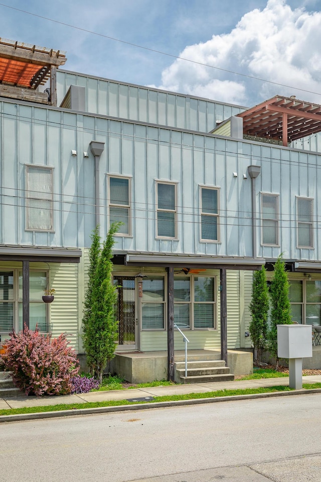 277 W 19th St, Chattanooga, TN 37408 - view of front facade featuring board and batten siding
