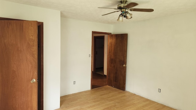 271 Anderson Rd, Palmer, TN 37365 - unfurnished room with light wood-type flooring, ceiling fan, and a textured ceiling