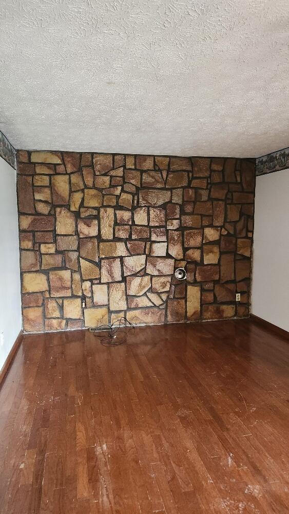271 Anderson Rd, Palmer, TN 37365 - detailed view of wood finished floors and a textured ceiling