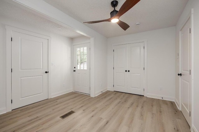 8208 Hixson Springs Rd, Signal Mountain, TN 37377 - foyer featuring light wood finished floors, a textured ceiling, and a ceiling fan