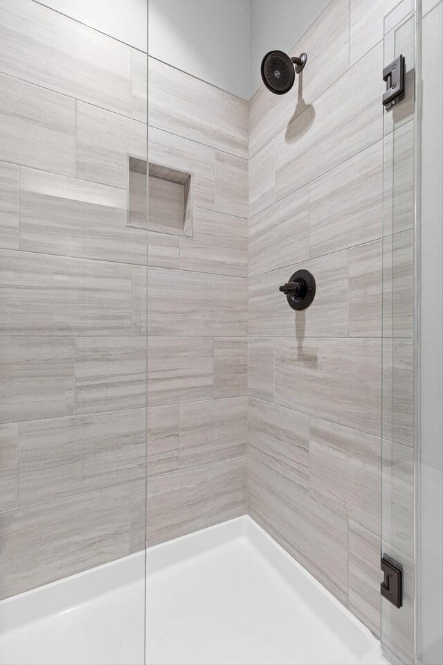 3480 Travertine Ln, Chattanooga, TN 37405 - bathroom with tiled shower