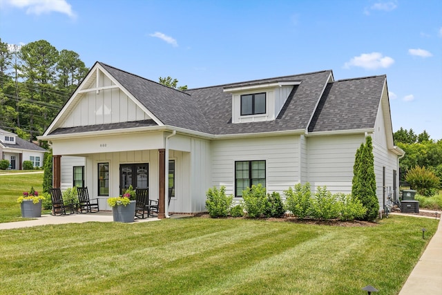 3480 Travertine Ln, Chattanooga, TN 37405 - modern inspired farmhouse featuring board and batten siding, a front yard, and roof with shingles