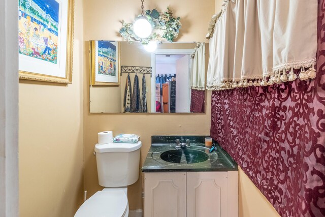 4433 Live Oak Ln, Chattanooga, TN 37411 - full bathroom featuring toilet and vanity