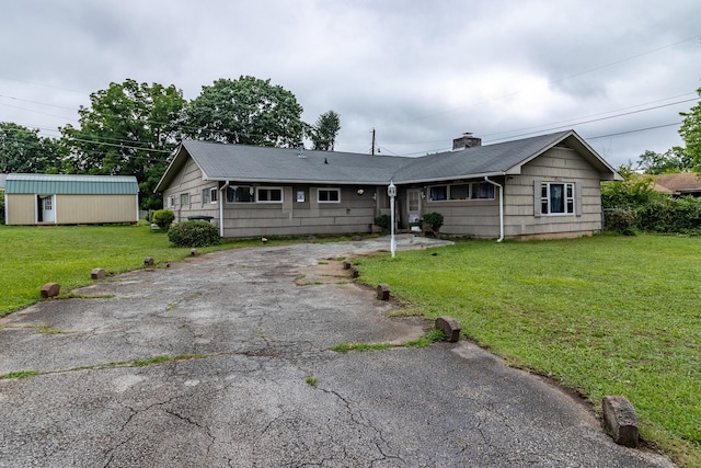 4433 Live Oak Ln, Chattanooga, TN 37411 - view of front of home with driveway, a front lawn, a chimney, and an outdoor structure