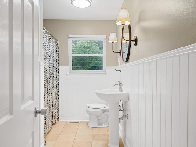 957 Elaine Trl, Chattanooga, TN 37421 - full bath with wainscoting, tile patterned flooring, and a shower with curtain
