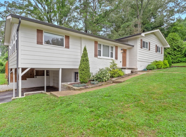 957 Elaine Trl, Chattanooga, TN 37421 - tri-level home featuring a front yard, a carport, and brick siding