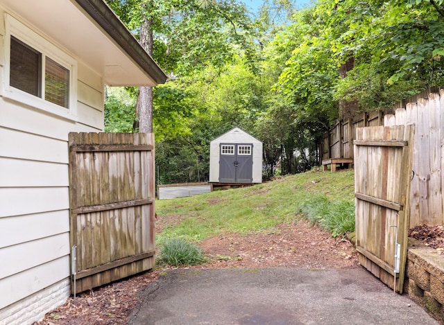 957 Elaine Trl, Chattanooga, TN 37421 - view of yard featuring a storage unit