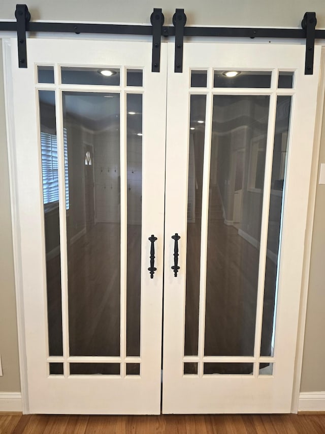957 Elaine Trl, Chattanooga, TN 37421 - detailed view of a barn door