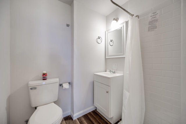 607 Parkview Dr, Chattanooga, TN 37411 - bathroom featuring wood finished floors, vanity, and curtained shower