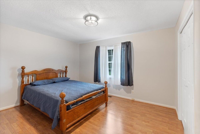 5146 Creek Bend Cir NW, Cleveland, TN 37312 - bedroom with light wood-style flooring, a textured ceiling, and a closet