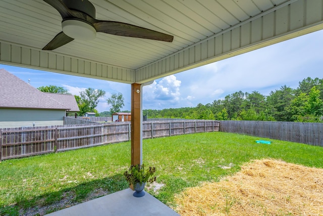 9600 Lovell Rd, Soddy Daisy, TN 37379 - fenced backyard with a ceiling fan
