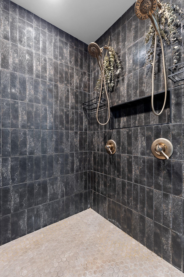 7622 Nadick Ln, Hixson, TN 37343 - full bathroom with tiled shower
