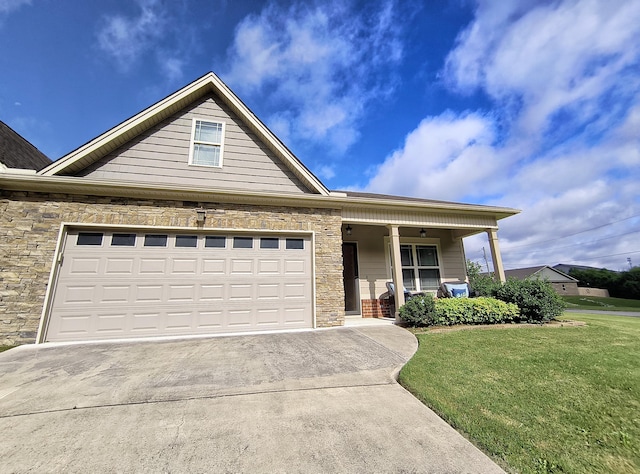179 Trade Wind Dr, Fort Oglethorpe, GA 30742 - view of front of home with driveway, a porch, and a front lawn