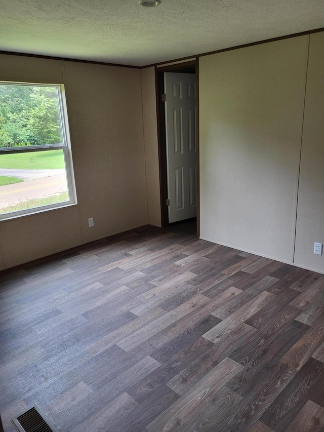 1918 Spradling Rd, Soddy Daisy, TN 37379 - unfurnished room featuring wood finished floors and a textured ceiling