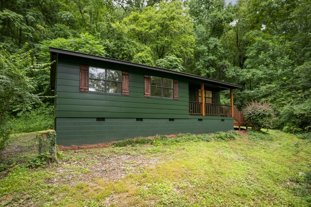 4217 W Rd, Signal Mountain, TN 37377 - view of front facade featuring crawl space, a view of trees, and a front lawn