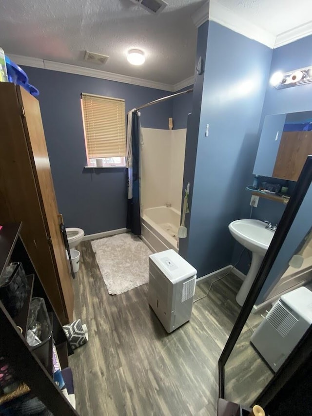 5492 Henson Gap Rd, Dunlap, TN 37327 - full bath featuring shower / washtub combination, crown molding, wood finished floors, and a textured ceiling