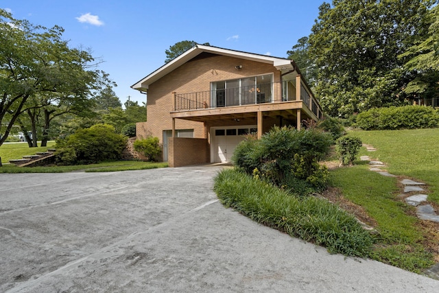 4838 Glenmar Cir, Chattanooga, TN 37416 - view of front facade with brick siding, driveway, an attached garage, and a front lawn