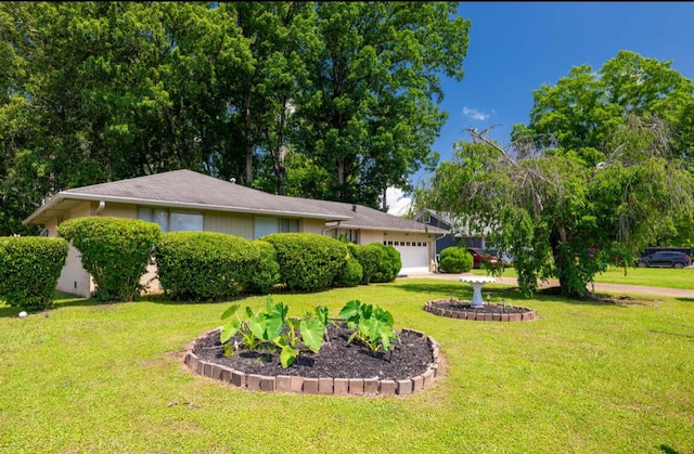 1339 Woodmore Ln, Chattanooga, TN 37411 - view of grassy yard with a garage