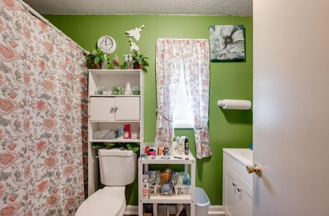 1339 Woodmore Ln, Chattanooga, TN 37411 - bathroom with vanity, a shower with curtain, and a textured ceiling