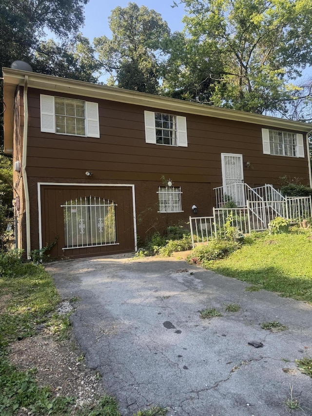 3024 Lightfoot Mill Rd, Chattanooga, TN 37406 - split foyer home with asphalt driveway