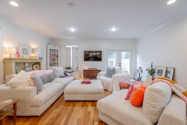 661 E 16th St, Chattanooga, TN 37408 - living area with light wood-style floors, recessed lighting, and ornamental molding
