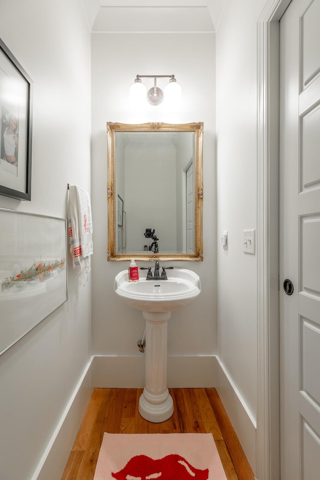 661 E 16th St, Chattanooga, TN 37408 - bathroom with wood finished floors and baseboards