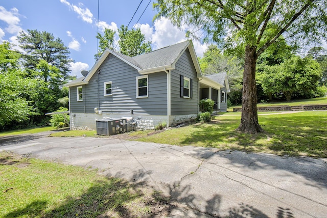 1728 John Ross Rd, Chattanooga, TN 37412 - view of property exterior featuring a yard and a shingled roof