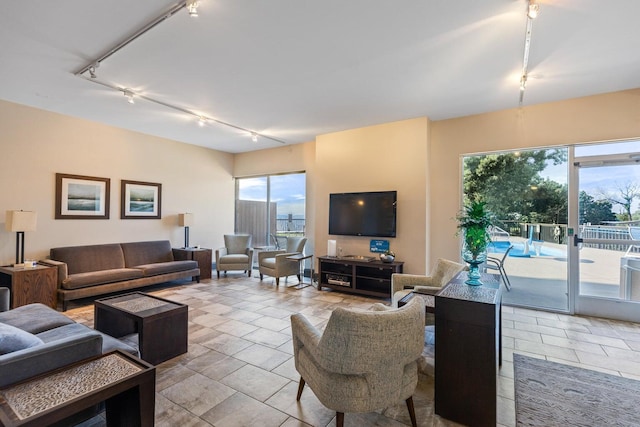 1131 Stringers Ridge Rd Unit 4C, Chattanooga, TN 37405 - living area featuring rail lighting