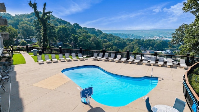 1131 Stringers Ridge Rd Unit 4C, Chattanooga, TN 37405 - community pool featuring a patio