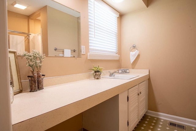 505 Heidi Cir, Chattanooga, TN 37415 - full bath with vanity and baseboards